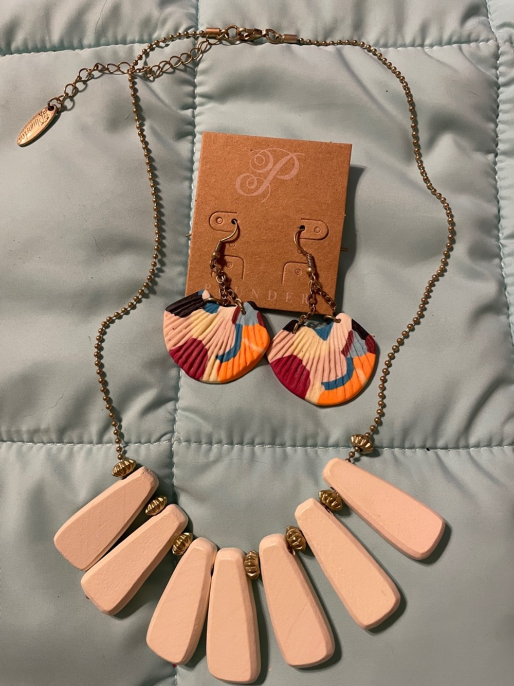 Plunder (Sept. Posse) White Wooden Fan Necklace with Multicolor Shell Earrings